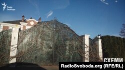 «Схеми» спробували знайти Миколу Лагуна за місцем його прописки, проте охоронець сказав, що його немає