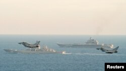 Зьнішчальнікі брытанскіх каралеўскіх ВПС суправаджаюць крэйсэры «Адмірал Кузняцоў» і «Пётр Вялікі» каля тэрытарыяльных водаў Вялікабрытаніі