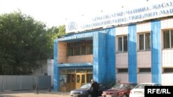 Алматинский завод тяжелого машиностроения, главная проходная. Алматы, 21 сентября 2009 года.