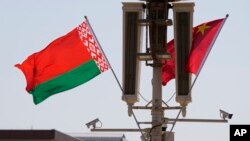 Дзяржаўныя сьцягі Беларусі і Кітая ў Пэкіне. 2023