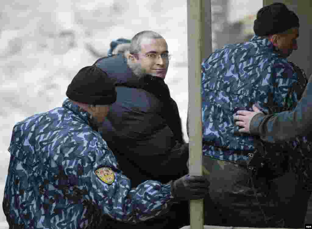 Хадаркоўскага суправаджаюць у суд у Маскве 23 сьнежня 2003