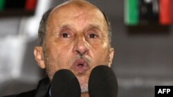 Мусатфа Абдул Жалил Триполинин борбордук аянтында сүйлөөдө. 