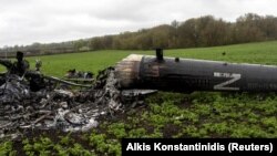 Знищений російський гелікоптер на околиці села Мала Рогань на Харківщині, 20 квітня 2022 року