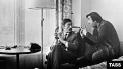 Вахтанг Кикабидзе (Валико Мизандари, “Мимино”) жана Фрунзик Мкртчян (Рубик Хачикян) режиссер Георгий Данелиянын “Мимино” комедиясында, 1978-жыл.
