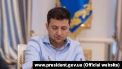 Сьогодні ж президент Володимир Зеленський звільнив з посади голови Херсонської ОДА Юрія Гусєва та призначив його гендиректором «Укроборонпрому»