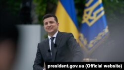 20 серпня Зеленський у коментарі Радіо Свобода заперечив, що використовує службові поїздки для агітації за партію «Слуга народу»