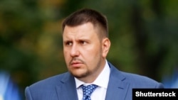 Про те, що Вищий антикорупційний суд скасував рішення про заочний арешт колишнього міністра уряду Миколи Азарова, Радіо Свобода 18 травня повідомила речниця суду Олеся Чемерис