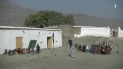 ماشومان تر شنه اسمان لاندې زده کړې کوي