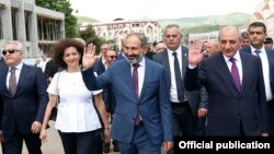 Nagorno-Karabakh - Armenian Prime Minister Nikol Pashinian (C) visits Stepanakert, 9 May 2018.