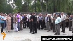 Հրազդանի ցեմենտի գործարանի աշխատակիցները բողոքի ակցիայի ժամանակ, 5-ը օգոստոսի, 2014 թ․