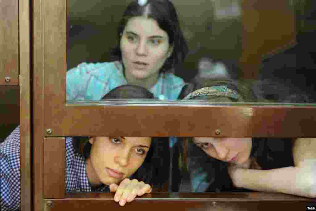 Толоконникова, Алехина и еще одна участница Pussy Riot Екатерина Самуцевич, которой позже наказание было изменено на условное, на слушаниях в Москве, 30 июля 2012 года
