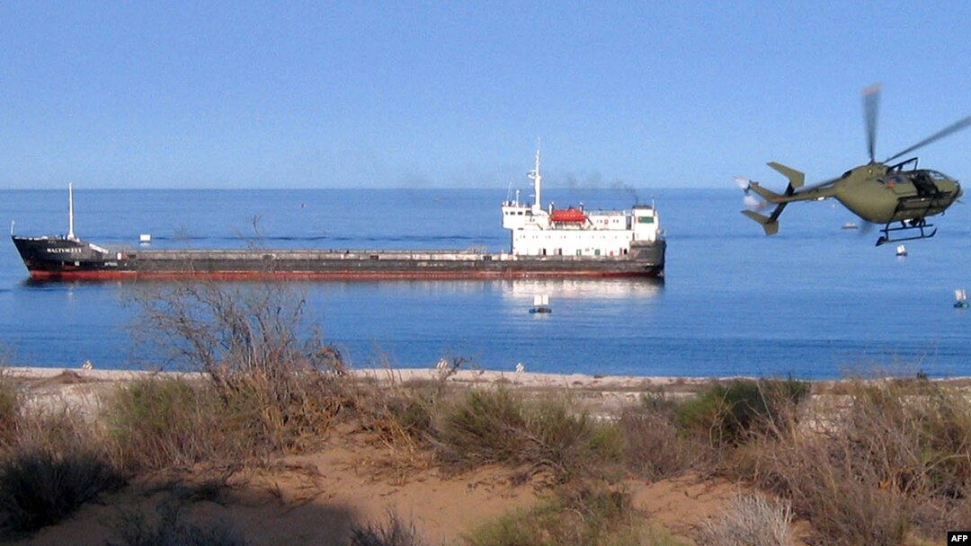 Три месяца грузинские моряки не могут сойти на берег с танкера, дрейфующего у берегов Панамы