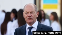 Speaking to lawmakers in Berlin on June 1, German Chancellor Olaf Scholz said the government had approved a proposal to ship IRIS-T missiles and radar systems to Kyiv.