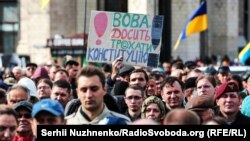 Учасники віча «Зупинимо капітуляцію!» на майдані Незалежності у столиці України, 6 жовтня 2019 року