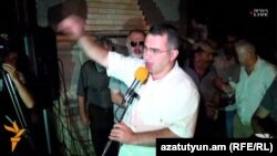 Зампред партии «Наследие» Армен Мартиросян выступает на улице Хоренаци, Ереван, 23 июля 2016 г․