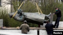 Отстранување на статуата на Иван Конев во Прага