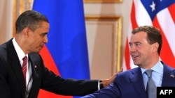 Президент США Барак Обама (ліворуч) зі своєїм російським колегою Дмитром Медведєвим на прес-конференції після підписання Договору про скорочення стратегічного ядерного озброєння. Прага, 8 квітня 2010 року