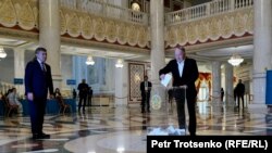 Бывший президент Казахстана Нурсултан Назарбаев голосует на участке в день референдума по строительству АЭС. Астана, 6 октября 2024 года