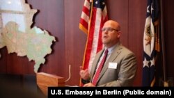 "Svi smo zabrinuti zbog situacije na severu Kosova, jer ona ima potencijal da eskalira", naveo je američki ambasador na Kosovu Jeffery Hovenier.