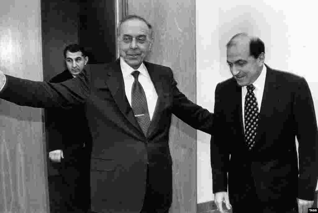 Berezovsky (right) with Azerbaijani President Heydar Aliyev on March 5, 1999.