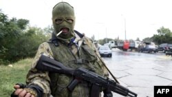 Иллюстративное фото. Пророссийский боевик у контрольно-пропускного пункта на дороге к Донецкому аэропорту, сентябрь 2014 года 
