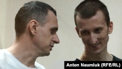 Ukrainian film director Oleh Sentsov (left) and fellow defendant Oleksandr Kolchenko attend a hearing at a court in the city of Rostov-on-Don on August 25.
