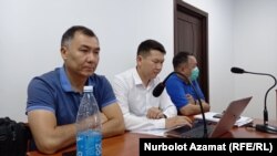 Равшан Джеенбеков и его адвокат Замир Жоошев в зале суда. 5 августа 2021 года. 