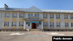 Кыргызстандагы мектептердин бири. Иллюстрациялык сүрөт.