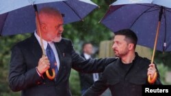 Premijer Albanije Edi Rama dočekuje ukrajinskog predsjednika Volodimira Zelenskog uoči samita Evropske političke zajednice u Tirani, 16. maja 2025.