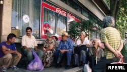 Red ispred jedne od narodnih kuhinja u Sarajevu, 2009.