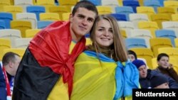 Иллюстративное фото. Украинские болельщики перед квалификационным матчем «Евро-2016» между Украиной и Словенией на стадионе «Арена Львов». Львов, 14 ноября 2014 года 