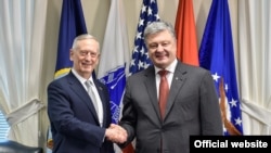 Джеймс Маттіс і Петро Порошенко під час візиту українського президента до США, 20 червня 2017