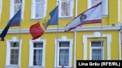 Curtea Constituțională, drapelul UE, drapelul Republicii Moldova, drapelul Curții Constituționale, Chișinău 2020.
