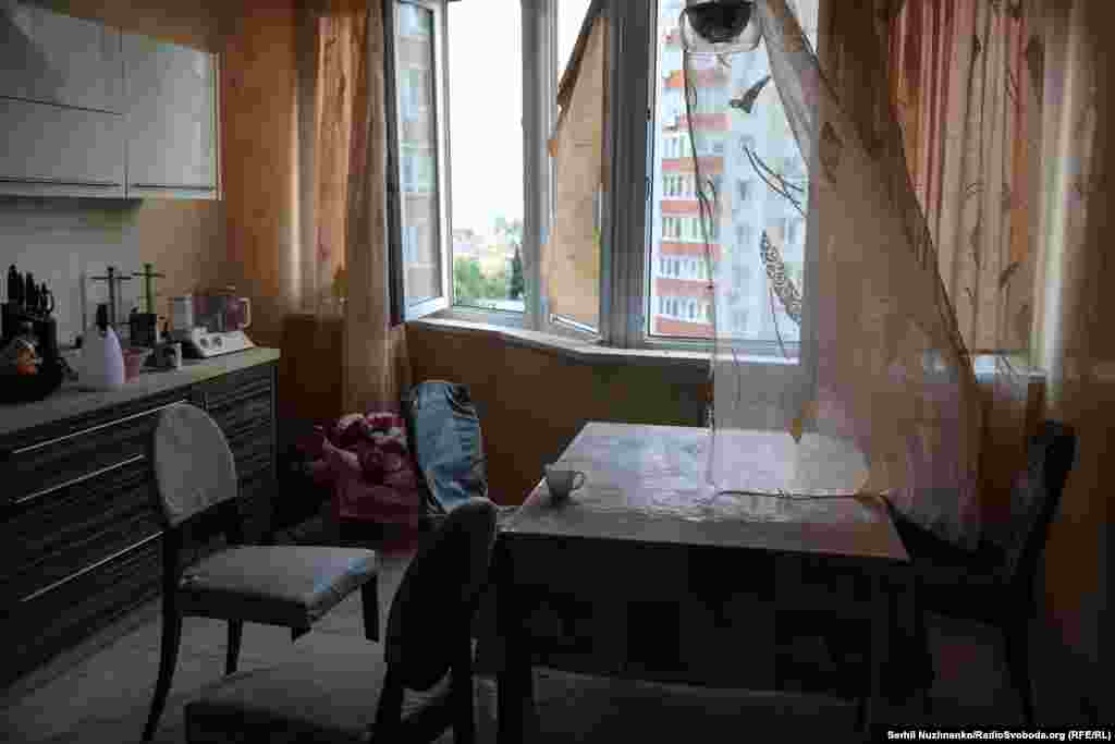 Cum arată o bucătărie obișnuite după ce exploziile bombelor care cad peste orașul tău ți-a spart geamurile. 