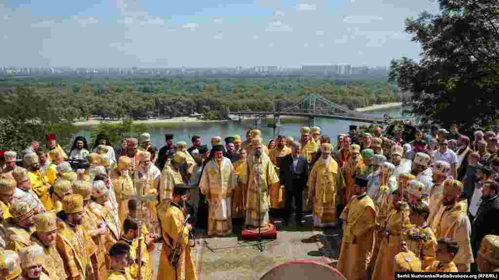 Представник Вселенського патріарха Варфоломія митрополит Гальський Еммануїл, глава Православної церкви України (ПЦУ), митрополит Київський і всієї України Епіфаній, п&rsquo;ятий президент України і очільник партії &laquo;Європейська солідарність&raquo; Петро Порошенко