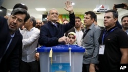 İran prezident seçkilərində islahatçı namizəd Məsud Pezeşkian səs verir
