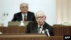 Фізик, дисидент, лауреат Нобелівської премії Андрій Сахаров звертається до З’їзду народних депутатів; позаду нього – президент СРСР Михайло Горбачов. Москва, грудень 1989 року