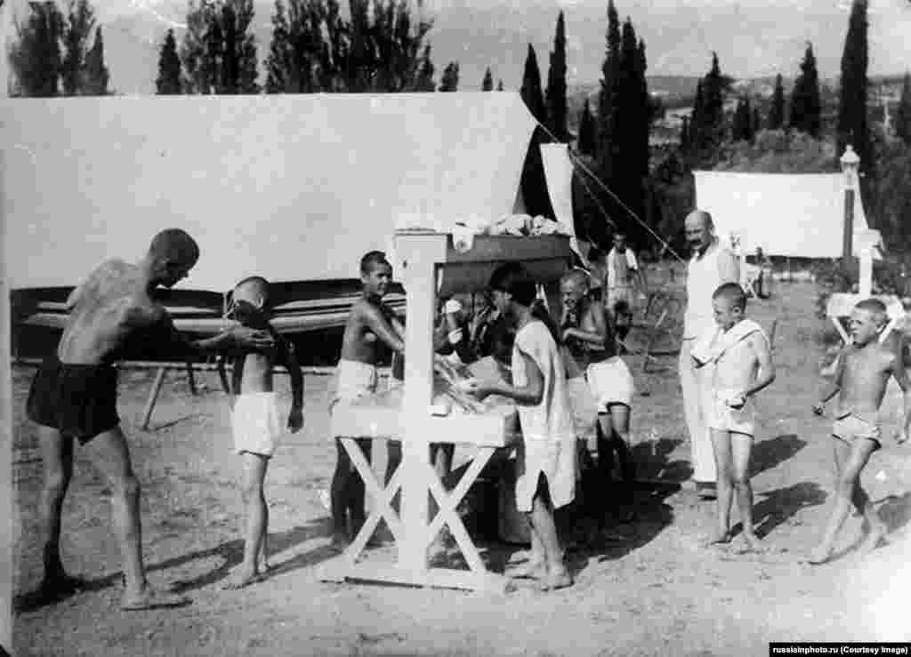 1925-жылы жаңы ачылганда "Артек" төрт чоң чатырдан гана турчу.Алгач ал кургак учукка чалдыккан балдар Күн алдында ойноп, абасынан дем алышы үчүн санаторий катары ачылган.