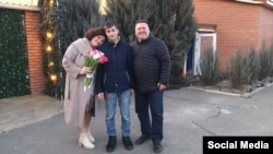 Зустріч батьків та Степана вже на підконтрольній Україні території. Фото з родинного архіву