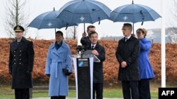 Перед штаб-квартирою оркестр зіграв гімни Швеції та НАТО, на урочистій церемонії виступили прем'єр-міністр Швеції Ульф Крістерссон та генеральний секретар НАТО Єнс Столтенберг. Була присутня також кронпринцеса Швеції Вікторія