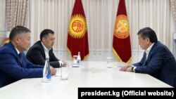 Слева направо: Канат Исаев, Садыр Жапаров и Сооронбай Жээнбеков. Бишкек. 14 октября 2020 года.