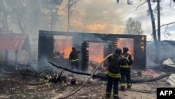 Рятувальники ДСНС гасять пожежу після російської атаки у Херсоні, Україна, 21 квітня 2024 року. Фото ілюстративне
