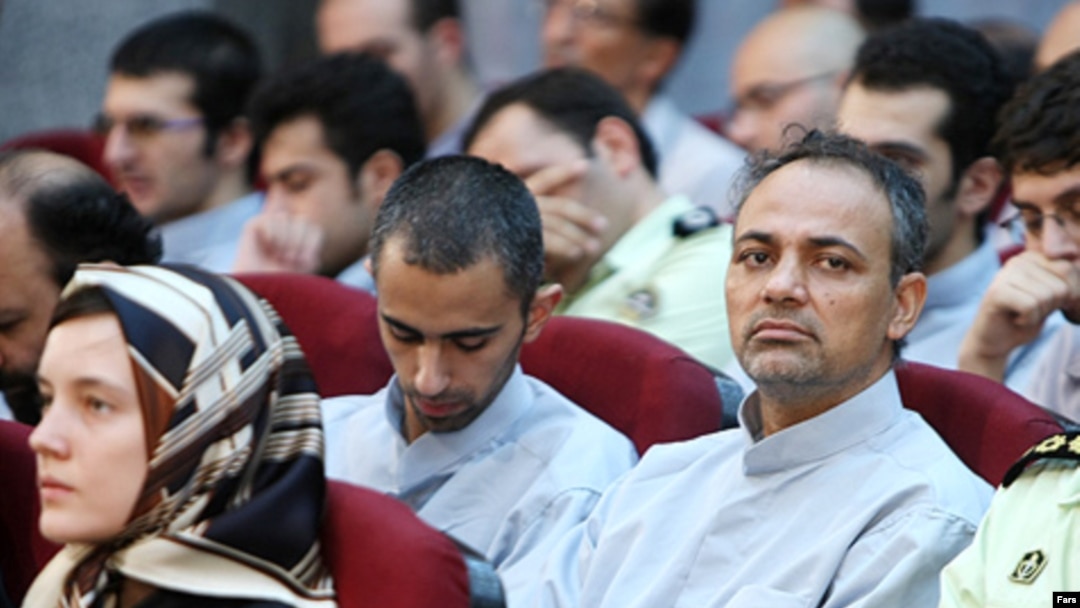 احمد زیدآبادی (راست) در دادگاه هفدهم مرداد