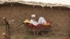 پاکستان مېشتو افغان کډوالو ته کورونا واکسین لګېږي