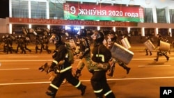 Poliția a ieșit pe străzi pentru a bloca manifestările de nemulțumire după anunțarea rezultatului preliminar al alegerilor, 9 august 2020