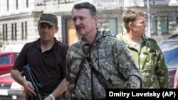 Окупований Донецьк, 11 липня 2014 року. Посередині російський полковник Ігор Гіркін (Стрєлков) – тодішній ватажок угруповання «ДНР», що визнане в Україні терористичним 