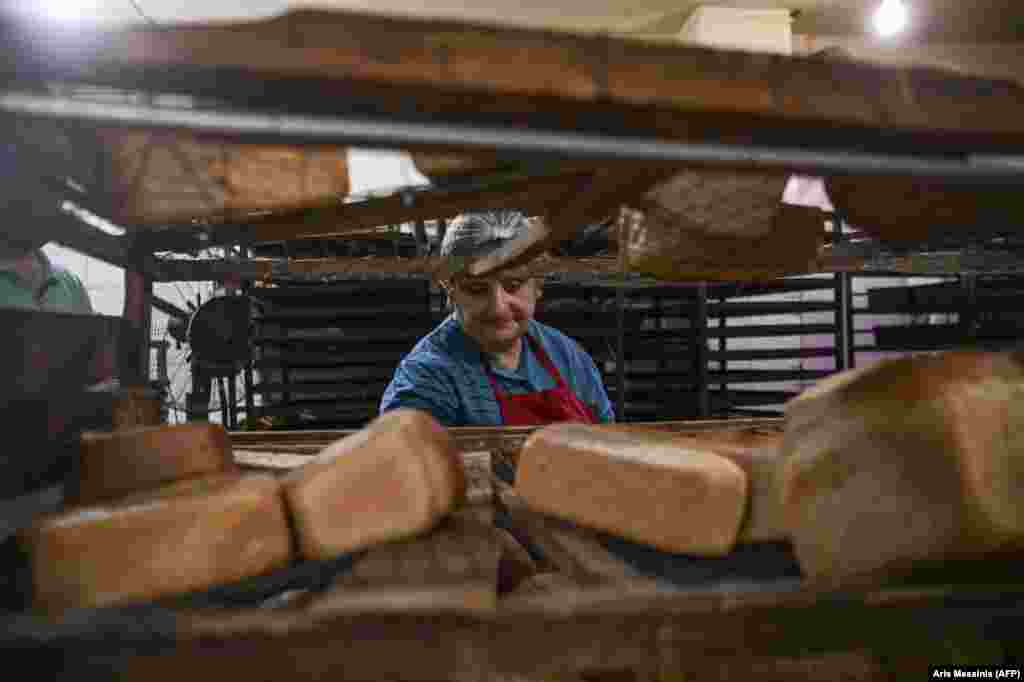 Лена Гевондян, 55-летний пекарь, говорит, что с момента вспышки боев она работает по 12 часов в сутки.
