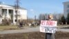Орусиялык пикетчи "Согушка жол жок! Орусия менен Украина кас душмандар эмес" деген сөздөрү бар жарнакты көтөрүп турат. Псков шаары, Орусия. 2021-жылдын 11-апрели.