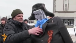 Ukrainian Protesters Burn Effigy Of Putin