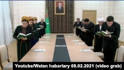 Türkmenistanyň prezidenti Gurbanguly Berdimuhamedowyň hökümet agzalary bilen wideo arkaly geçiren maslahatyndan pursat, 2021-nji ýylyň 8-nji fewraly. 